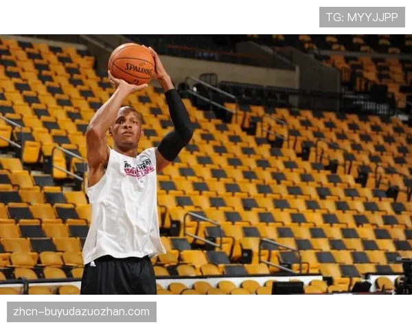 前NBA神射手雷-阿伦受邀至凯尔特人训练营，指导年轻球员无球跑动技巧